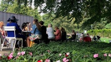 Villa Plage : Tricot sur l’herbe